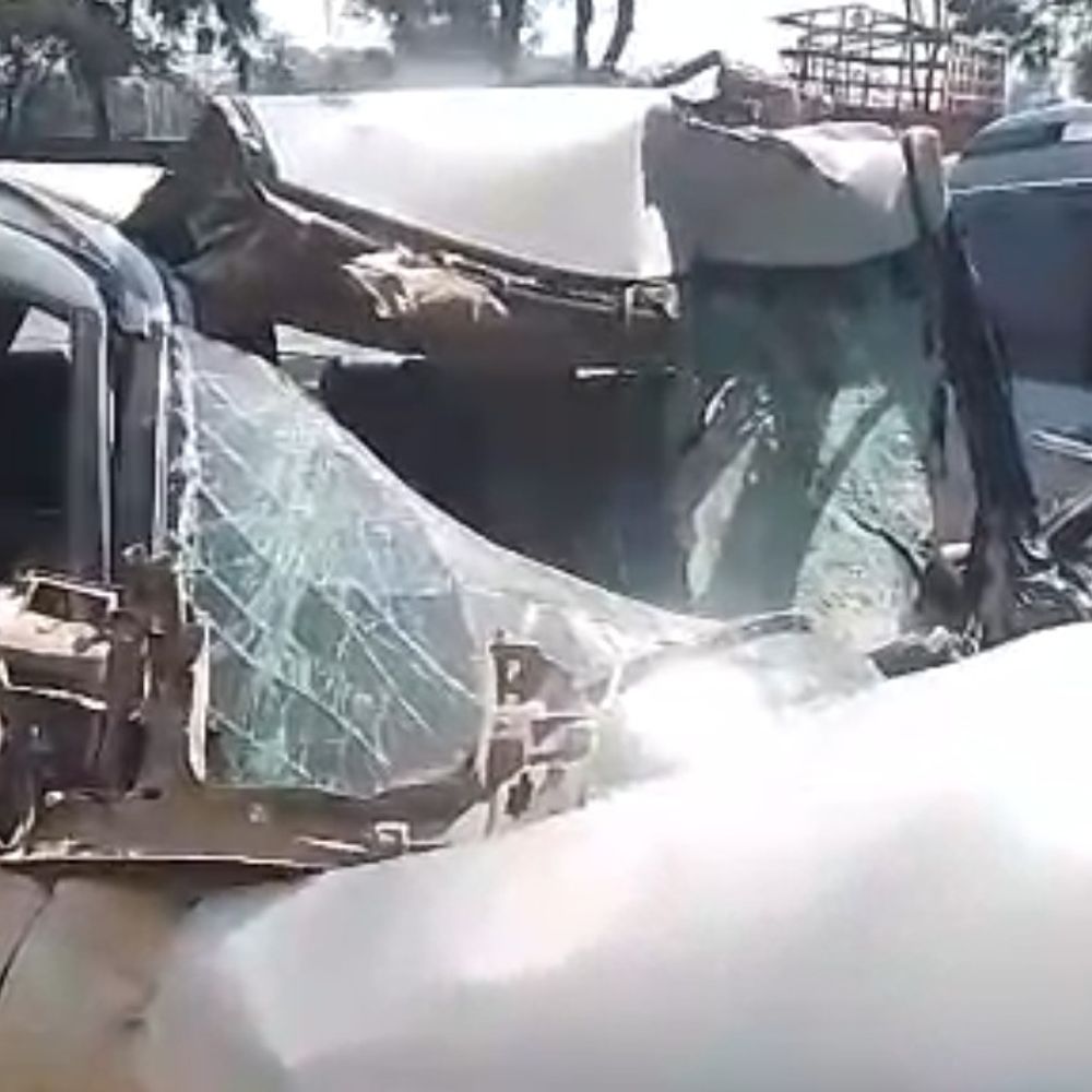 हाथरस में सड़क हादसा, बच्चे-किशोर समेत दो की मौत:आगरा-अलीगढ़ हाईवे पर अज्ञात वाहन ने कार को रौंदा