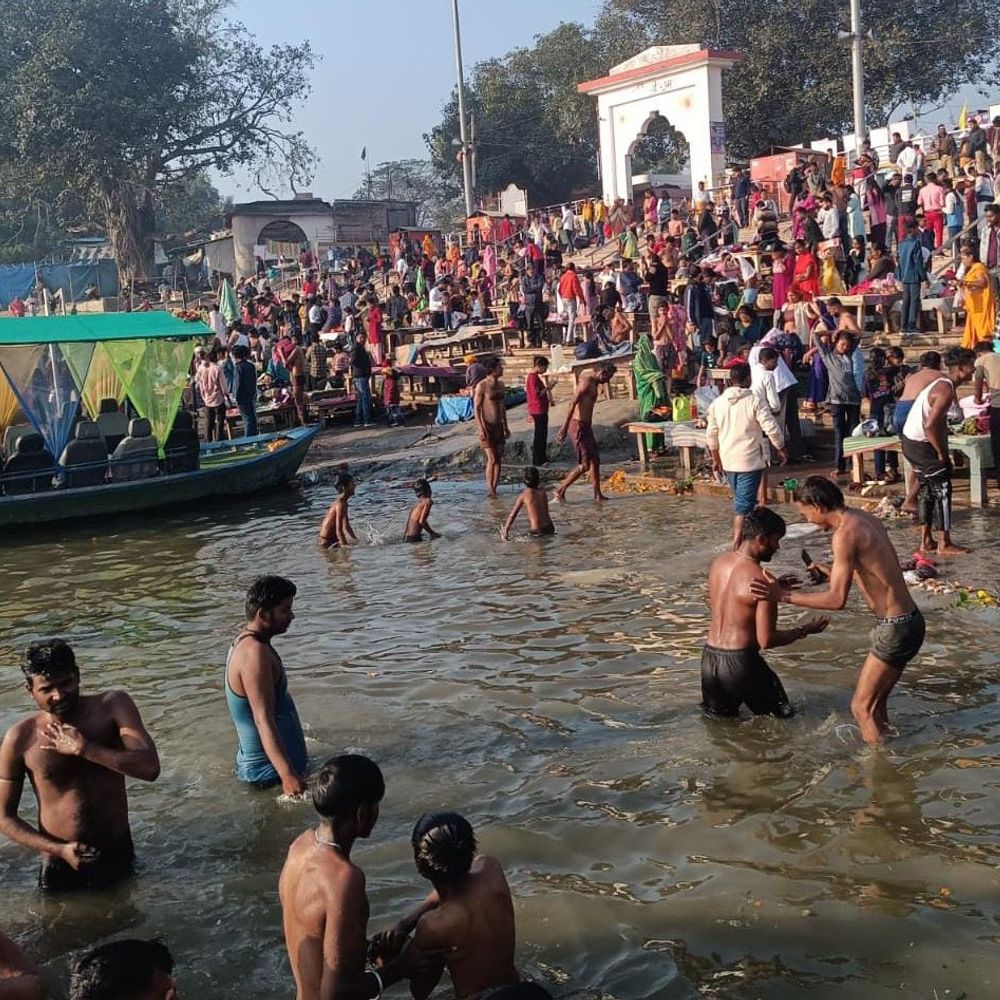 कौशांबी में शिवरात्रि पर गंगा स्नान:25 हजार श्रद्धालुओं ने लगाई आस्था की डुबकी, घाटों पर पुलिस तैनात