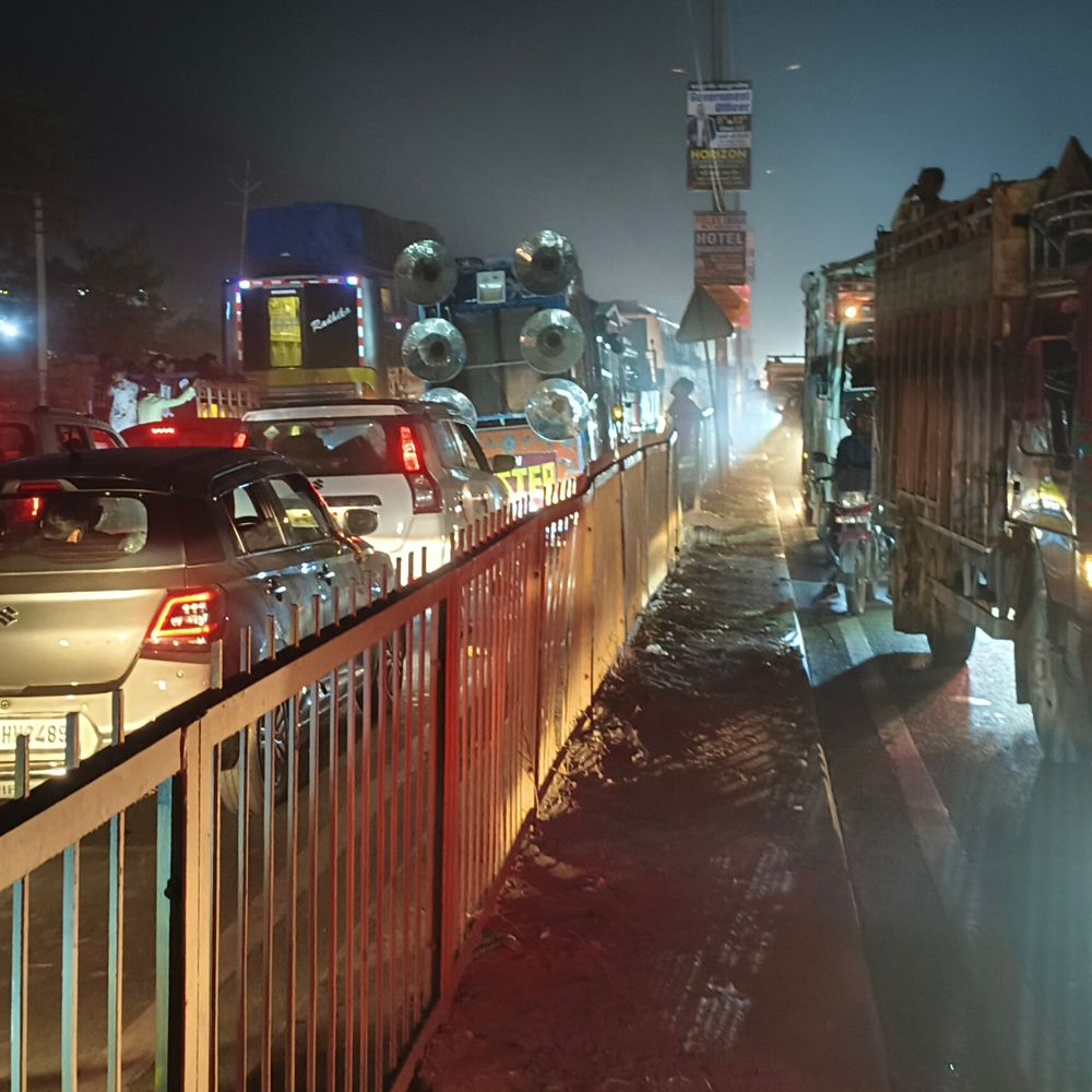 आगरा-ग्वालियर रोड पर लगा लंबा जाम:बैंड-बारात फंसी, 10 मिनट का सफर घंटों में तय हुआ