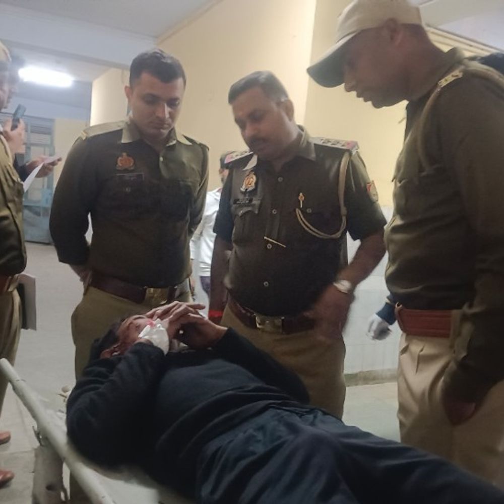 शाहजहांपुर में कांवड़ियों की बाइक स्लिप, तीन घायल:टक्कर मारने वाले का पीछा करते समय हुआ हादसा, एक की हालत गंभीर