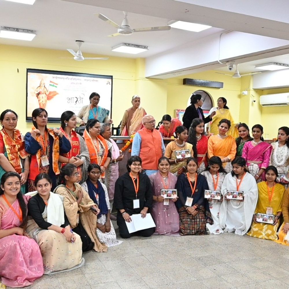 लखनऊ में 'नारी से नारायणी' पर राज्य स्तरीय सम्मेलन:राष्ट्र निर्माण में नारी की भूमिका पर चर्चा, नारी शक्ति का प्रतीक