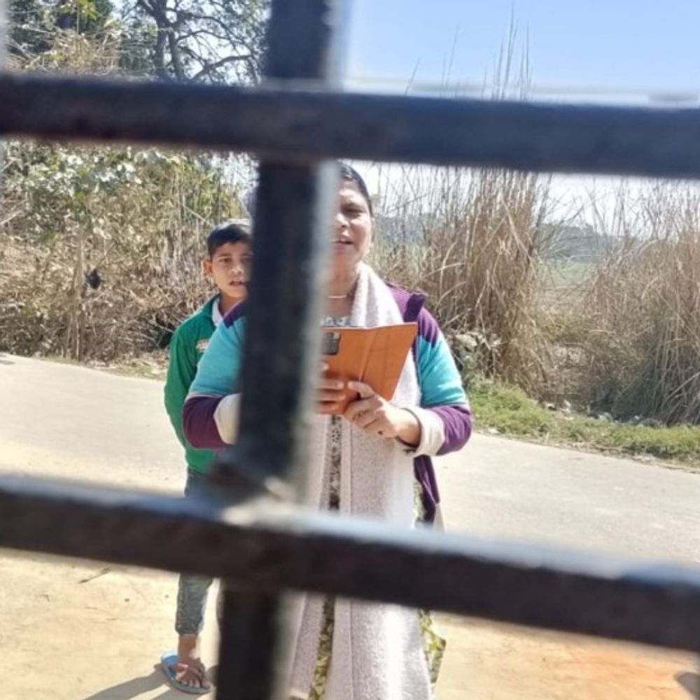 सरकारी स्कूल में बच्चों को किया बंद, VIDEO:सुल्तानपुर में छात्रों से की मारपीट, प्रधानाध्यापिका ने गेट को किया लॉक