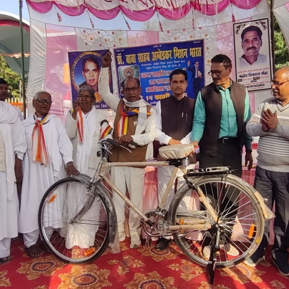 विश्व शांति धम्म साइकिल यात्रियों का सम्मान:फतेहपुर में शाल, साइकिल और संविधान फोटो भेंट कर सम्मानित