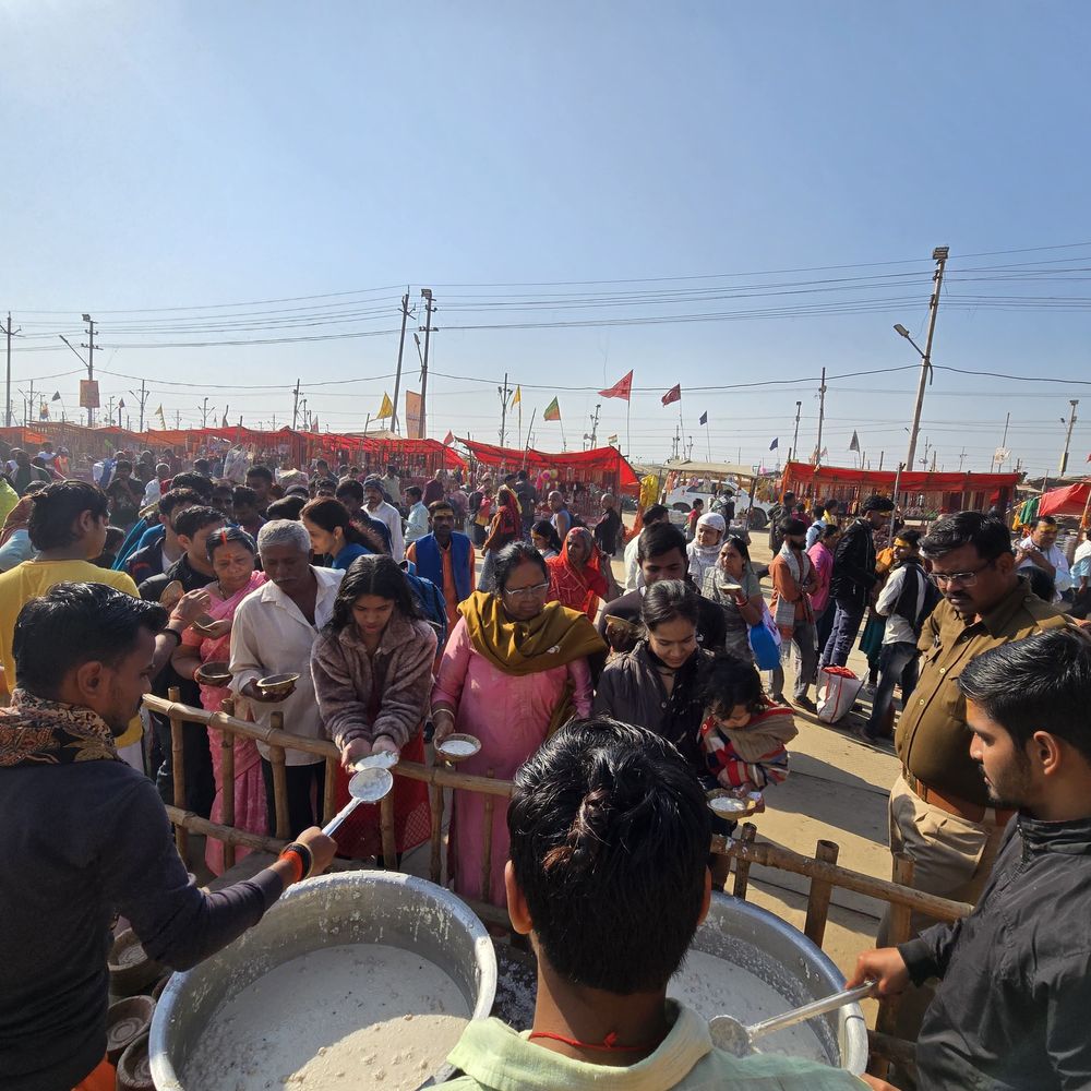 महाशिवरात्रि पर संगम में उमड़ा आस्था का सैलाब:बाघम्बरी गद्दी शिविर में फलाहारी खीर प्रसाद का वितरण