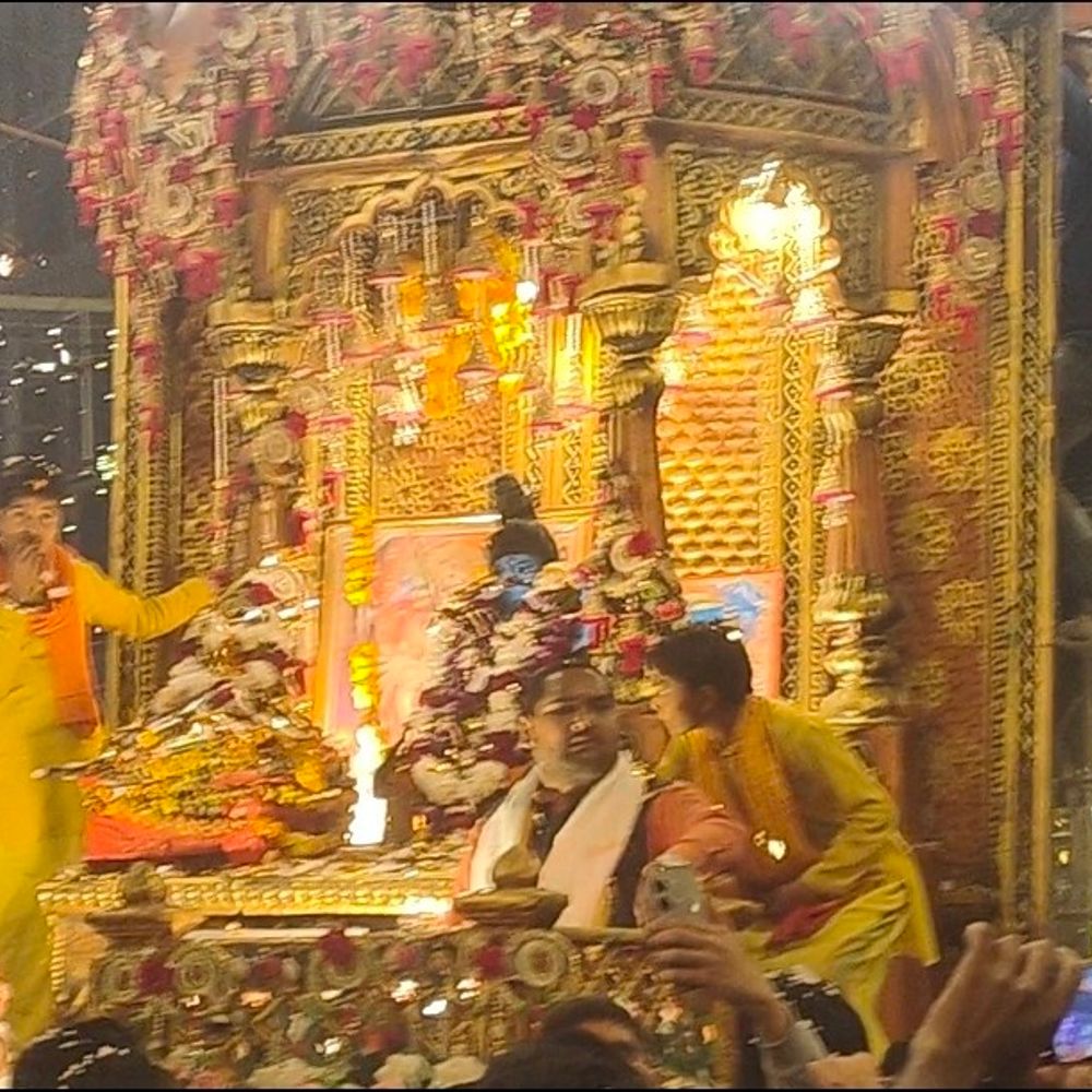 लखीमपुर खीरी में महाशिवरात्रि पर निकली भव्य शिव बारात:श्रद्धालुओं ने पुष्पवर्षा कर किया स्वागत, शहर शिवमय हुआ