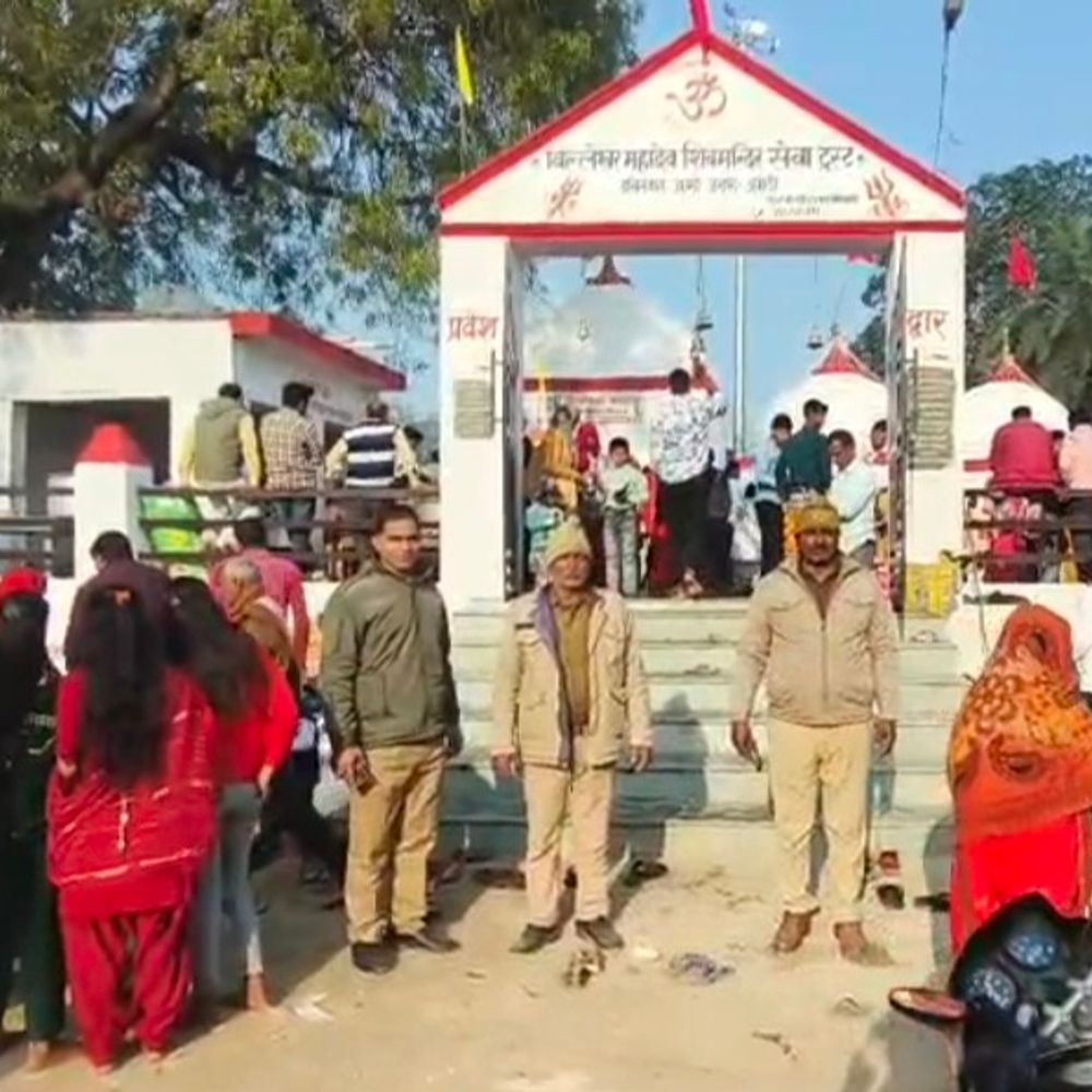 अमेठी में महाशिवरात्रि पर उमड़ा जनसैलाब:35 शिवालयों में सुरक्षा के कड़े इंतजाम, श्रद्धालु कर रहे जलाभिषेक