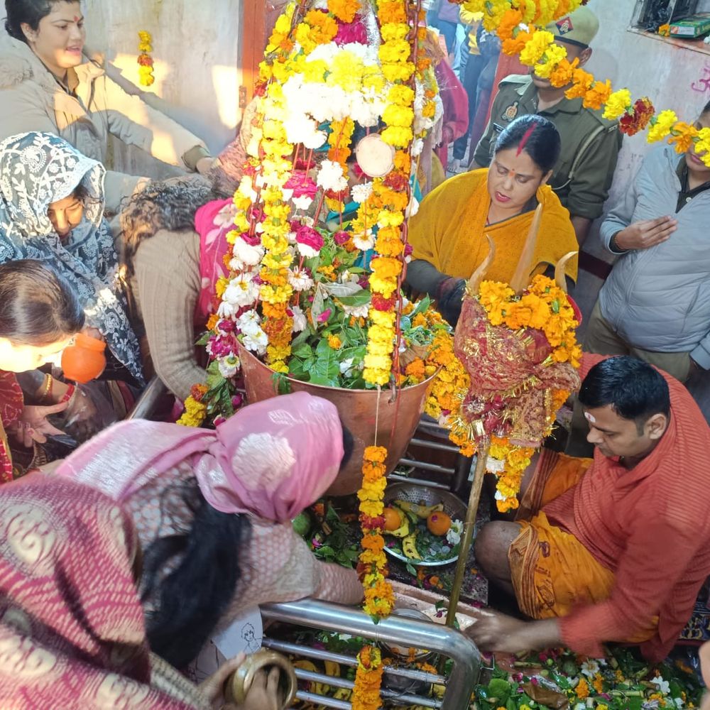 बलरामपुर में महाशिवरात्रि पर उमड़ी आस्था की लहर:मंदिरों को रंग-बिरंगी लाइटों, फूलों और झांकियों से सजाया गया