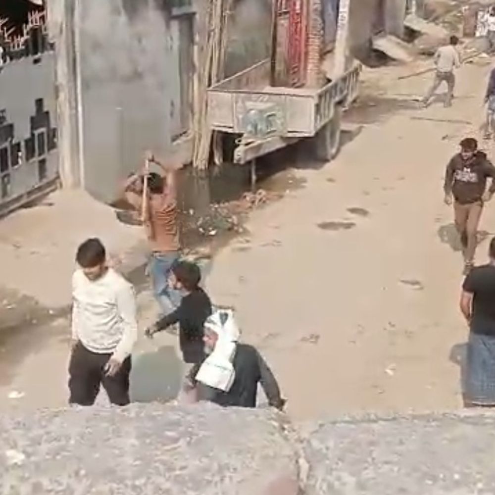 रामपुर में दो पक्षों में जमीन को लेकर मारपीट:फायरिंग और लाठी-डंडे चले, 7 महिलाओं समेत 13 घायल