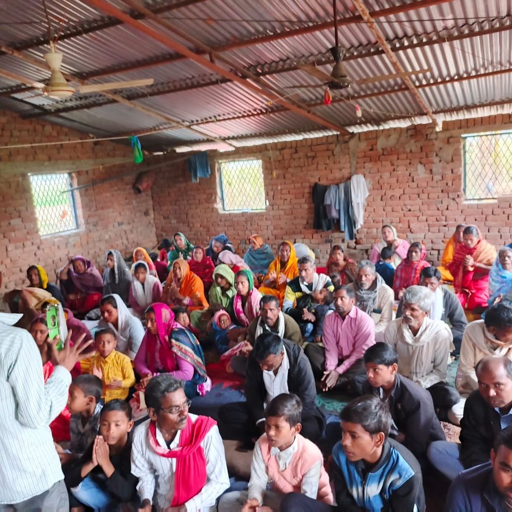 महाराजगंज में धर्मांतरण का आरोप, एक गिरफ्तार:हिंदू संगठनों की सूचना पर पुलिस ने की कार्रवाई, धार्मिक पुस्तकें बरामद