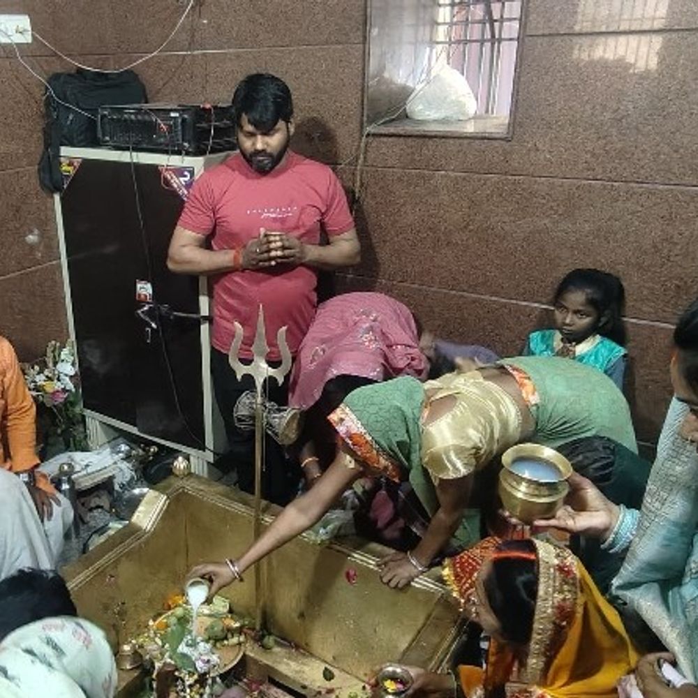 भदोही में महाशिवरात्रि पर उमड़ा आस्था का सैलाब:हर-हर महादेव के जयकारों की गूंज, प्रमुख शिवालयों में जलाभिषेक