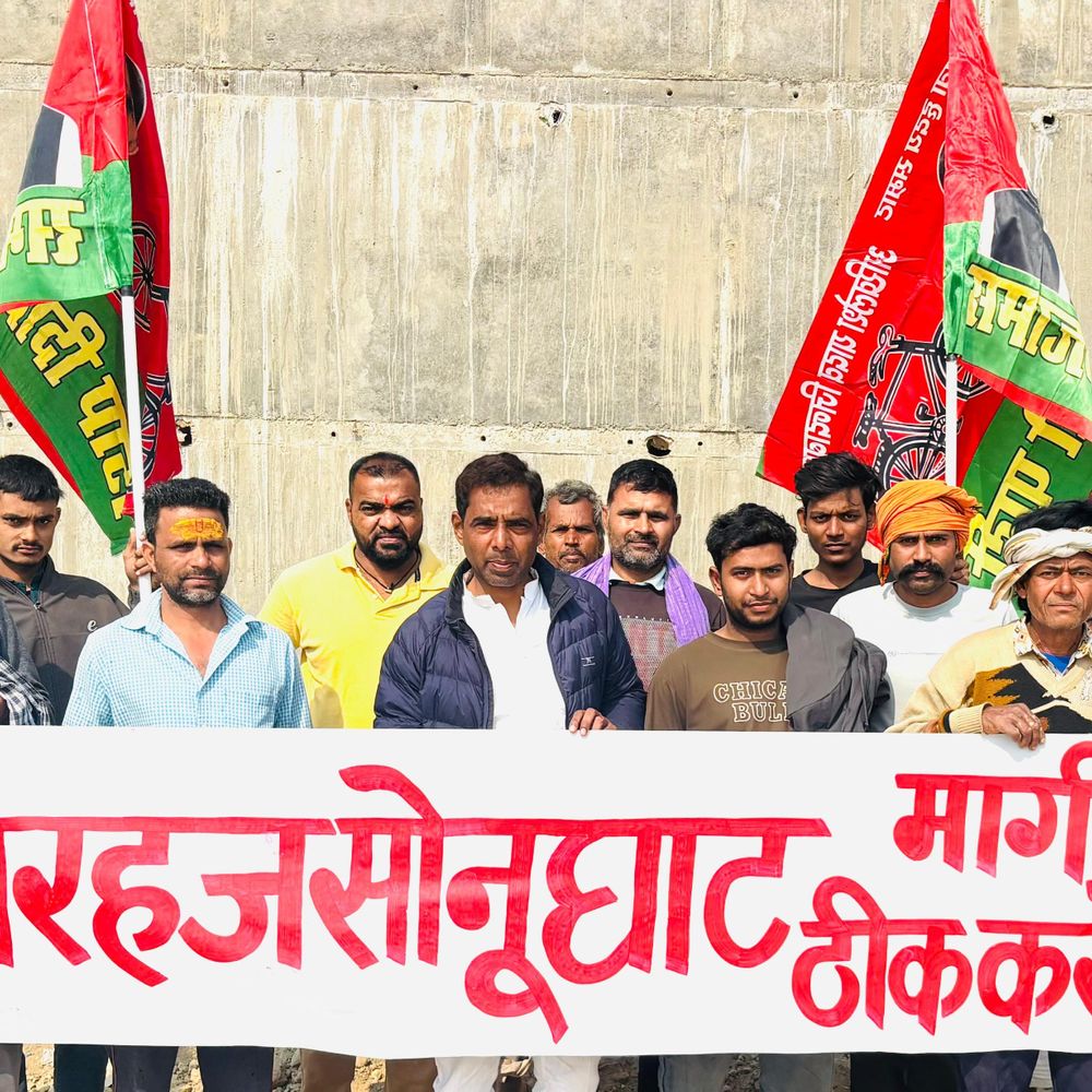 बरहज-देवरिया सड़क निर्माण को लेकर धरना:17 फरवरी को पैदल मार्च का आह्वान, शीघ्र शुरू कराने की मांग