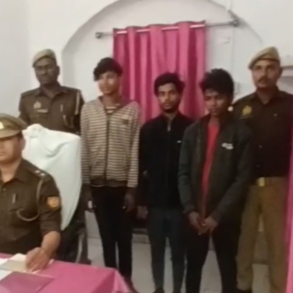 देवरिया में डंडा मारकर लूट करने वाले तीन गिरफ्तार:रेलवे स्टेशन आउटर पर यात्रियों को निशाना बनाते थे बदमाश