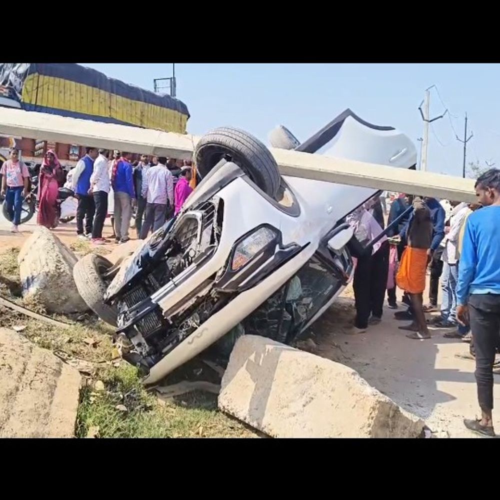 कौशांबी हाईवे पर अनियंत्रित कार पलटी, 5 लोग घायल:इटावा से माघ मेला जाते समय बिजली के खंभे से टकराई