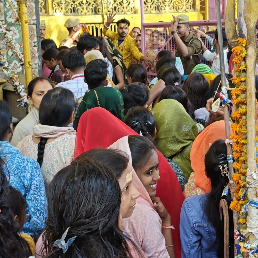 महाशिवरात्रि पर बांदा में उमड़ी भक्तों की भीड़:बोमेश्वर मंदिर में जलाभिषेक, सुरक्षा के कड़े इंतजाम