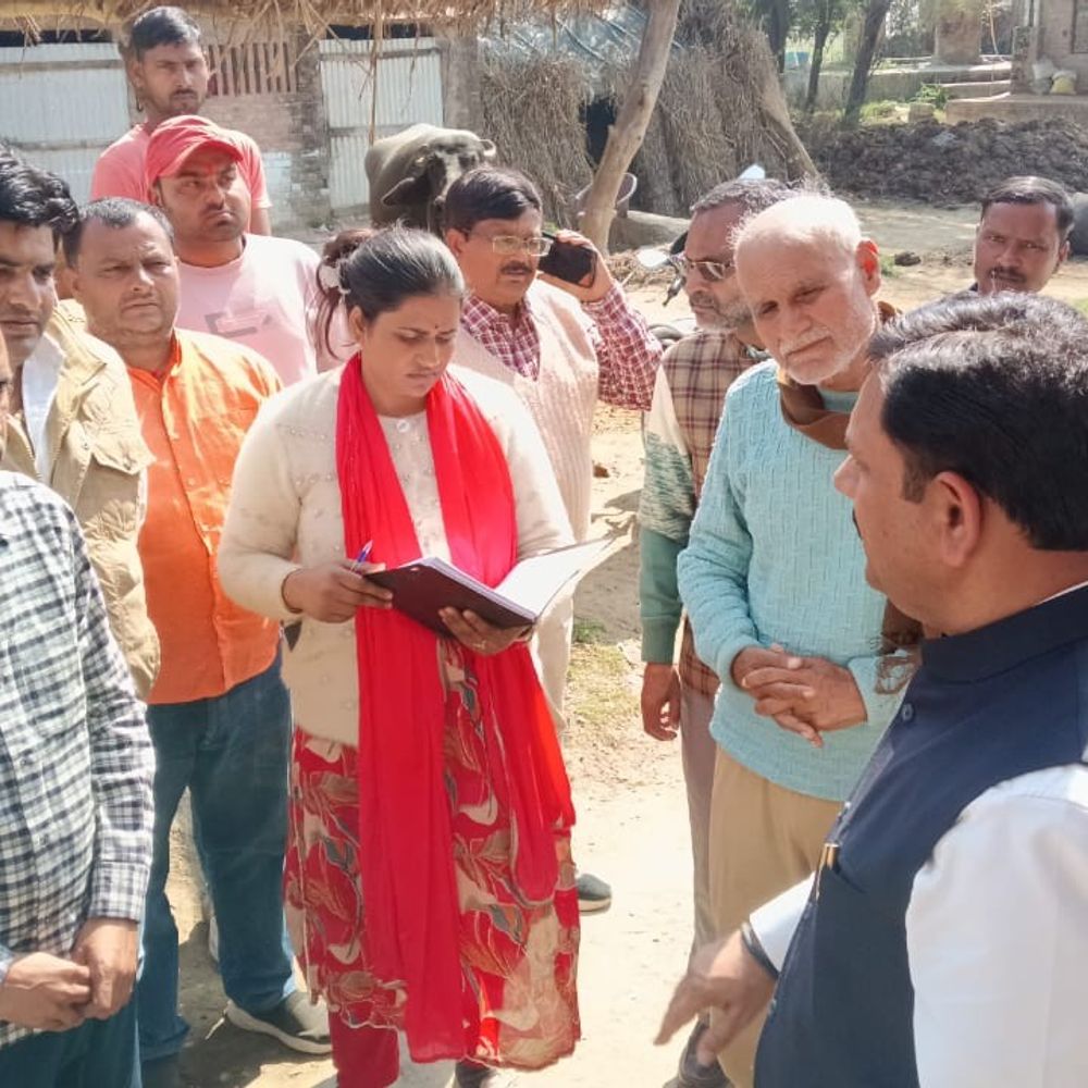 औरैया डीएम ने किसान पंजीकरण शिविरों का किया निरीक्षण:फार्मर रजिस्ट्री में त्रुटियां सुधारने और अपात्रों को हटाने के निर्देश