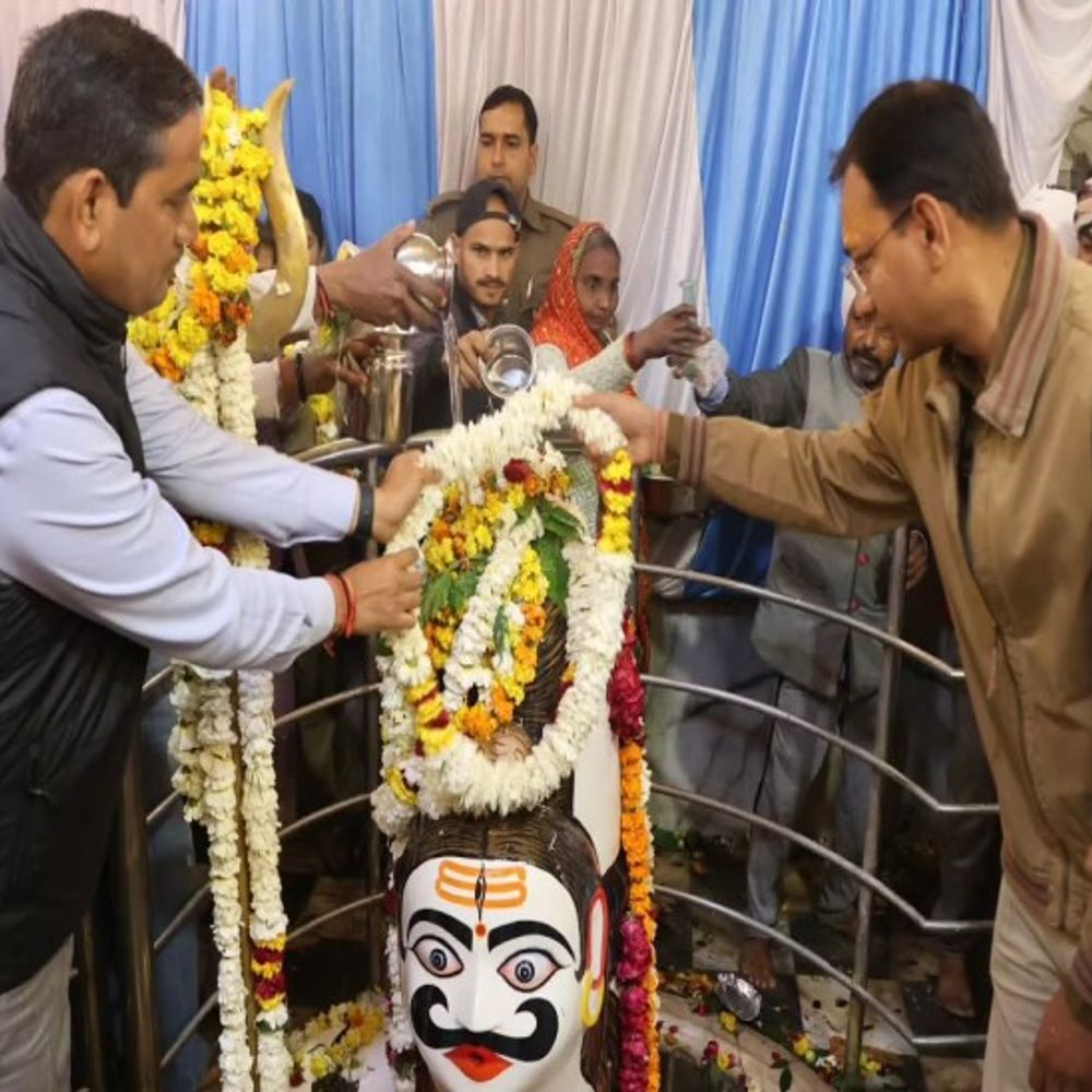 मथुरा में महाशिवरात्रि पर मंदिरों में उमड़ी भीड़:भक्तों ने किया जलाभिषेक, बम-बम भोले के जयकारे लगाए