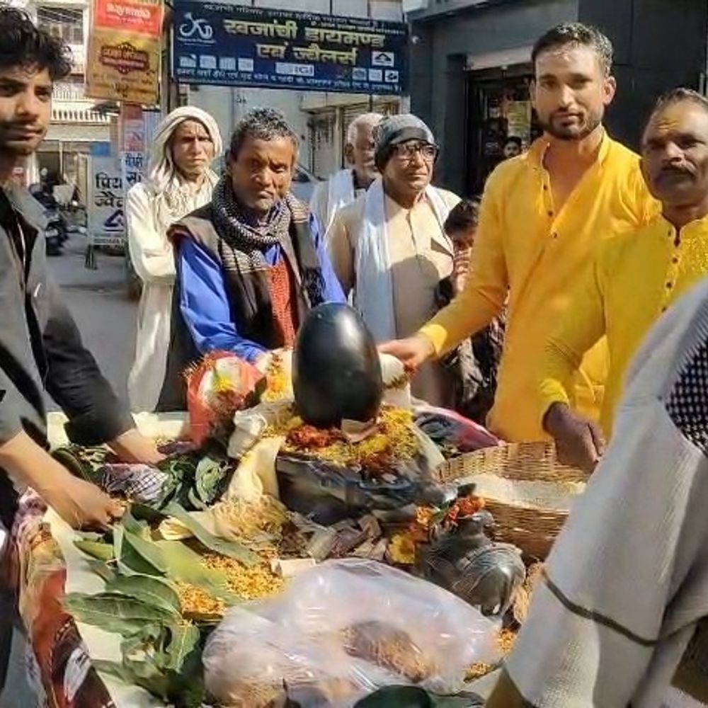 महाशिवरात्रि पर महोबा में शिवभक्ति का सैलाब:बलखंडेश्वरधाम से निकली शोभायात्रा, शिवालयों में जलाभिषेक