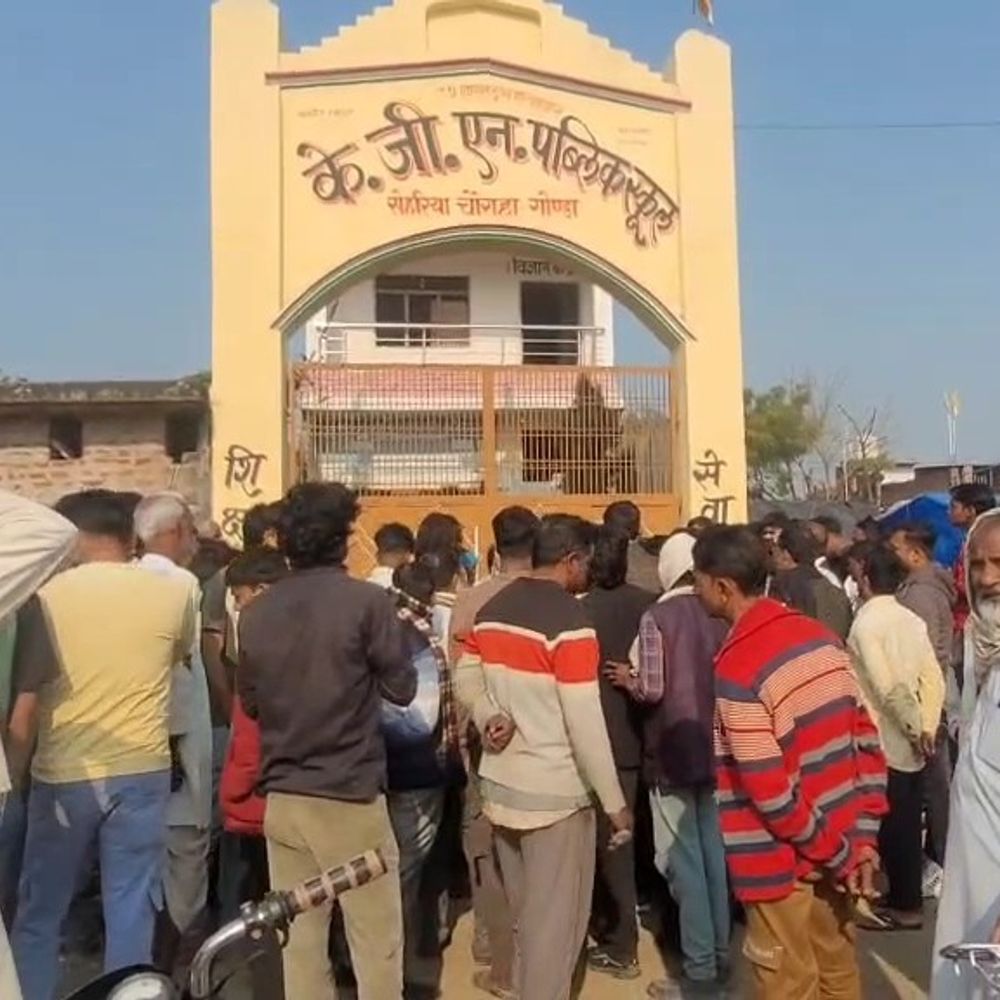 गोंडा के केजीएन पब्लिक स्कूल में हंगामा:दूसरे समुदाय का युवक छात्रा से कर रहा था छेड़छाड़, विरोध करने पर भाई को पीटा