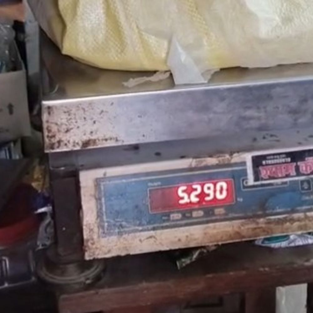 कन्नौज में कोटेदार ने कम राशन देने की बात स्वीकारी:युवक ने वीडियो बनाया, कोटेदार बोला- ऊपर से ही कम मिलता है