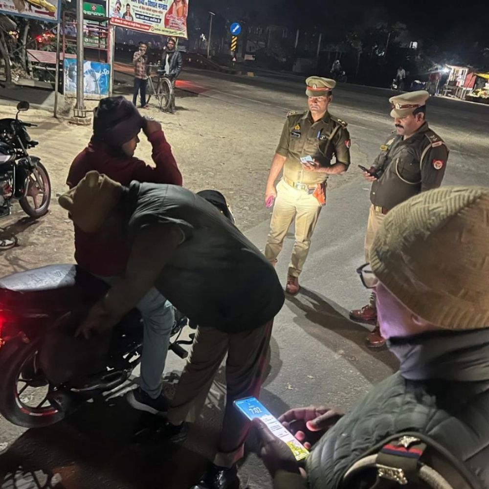 सुलतानपुर पुलिस ने 347 चालान कर वसूले 5.26 लाख रुपए:सड़क सुरक्षा माह में हेलमेट न पहनने पर 187 और तीन सवारी पर 11 का चालान