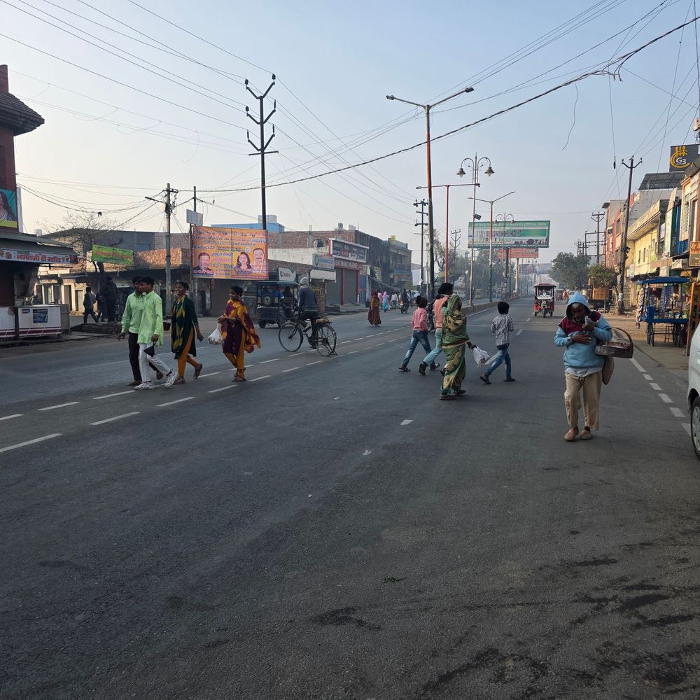 संभल में AQI 183, न्यूनतम तापमान 15 डिग्री सेल्सियस:बर्फीली हवाओं से लोग ठिठुरे, आठ ट्रेनें एक घंटे देरी से चलीं