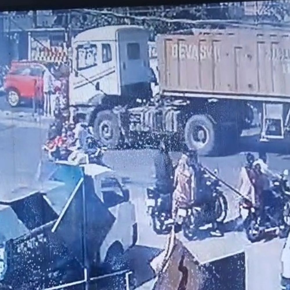 डंपर की चपेट में आने से बचे बाइक सवार दंपती:फिसलते हुए आगे आकर रुकी मोटरसाइकिल, लोगों ने पति-पत्नी को उठाया