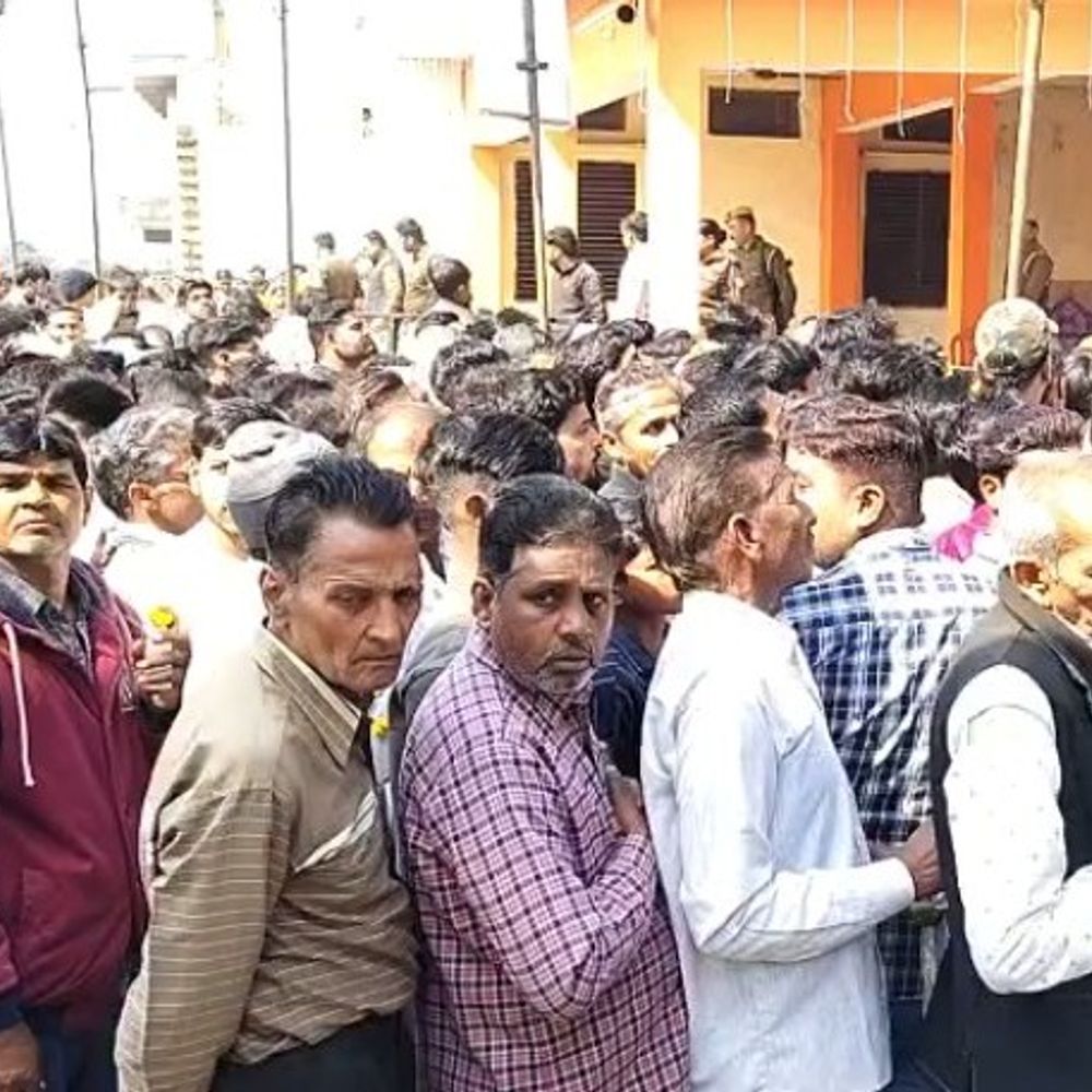 एटा के प्राचीन शिव मंदिर में हजारों श्रद्धालु पहुंचे:महाशिवरात्रि पर दर्शन के लिए लगी लंबी कतारें, सुरक्षा चाक-चौबंद