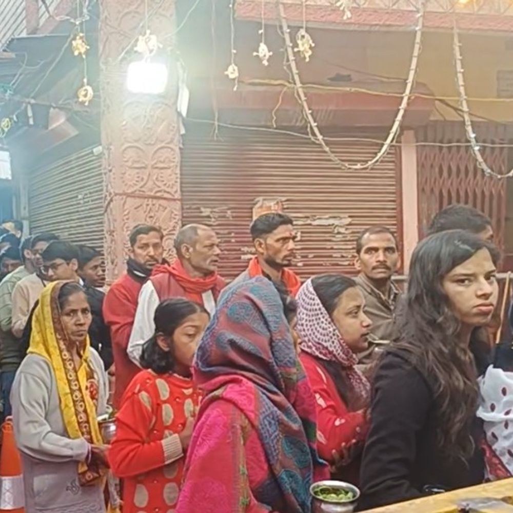 बहराइच के सिद्धनाथ मंदिर में महाशिवरात्रि पर भक्तों की भीड़:पांडवकालीन मंदिर में उमड़ी आस्था, सुरक्षा के कड़े इंतजाम