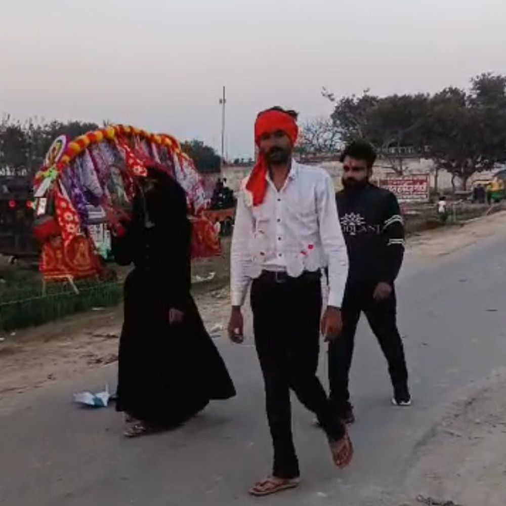 बुर्का पहने युवती ने पति संग शिवालय में किया जलाभिषेक:एटा में प्रेम विवाह के बाद कांवड़ उठाकर पूरी की मन्नत