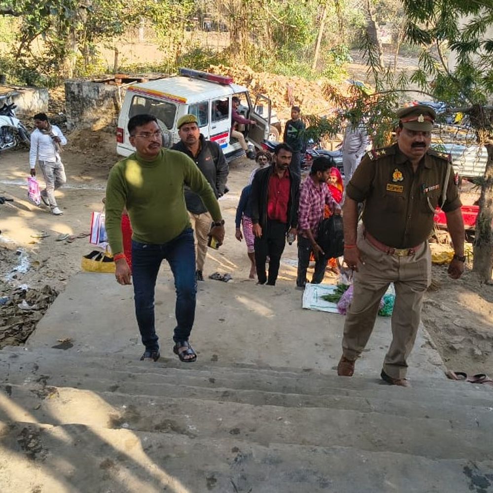 कौशांबी में खंडित शिवलिंग की होती है पूजा:पांडवों ने की थी स्थापना, औरंगजेब ने किया था ध्वस्त करने का प्रयास