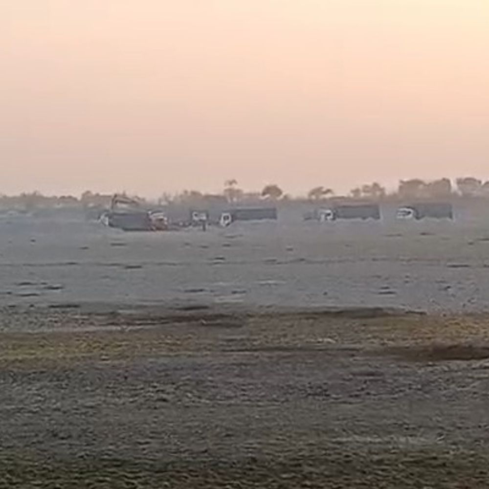 यमुना तट पर पोकलेन से अवैध खनन का मामला:बागपत में ग्रामीणों ने की सख्त कार्रवाई की मांग