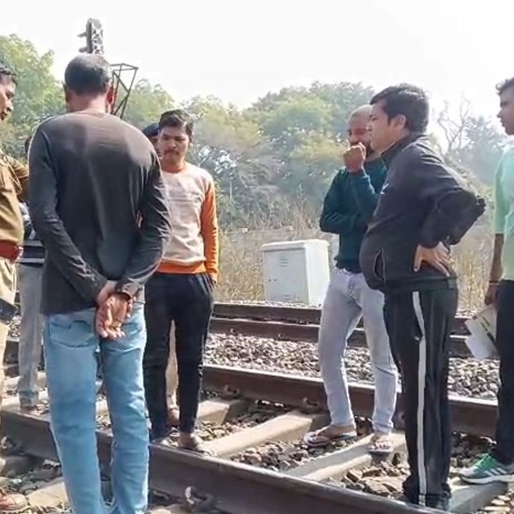 उन्नाव में युवक ने मालगाड़ी के आगे कूदकर दी जान:सहजनी क्रॉसिंग पर हुई घटना, ट्रेन चालक ने हॉर्न बजाकर हटाने का प्रयास किया था