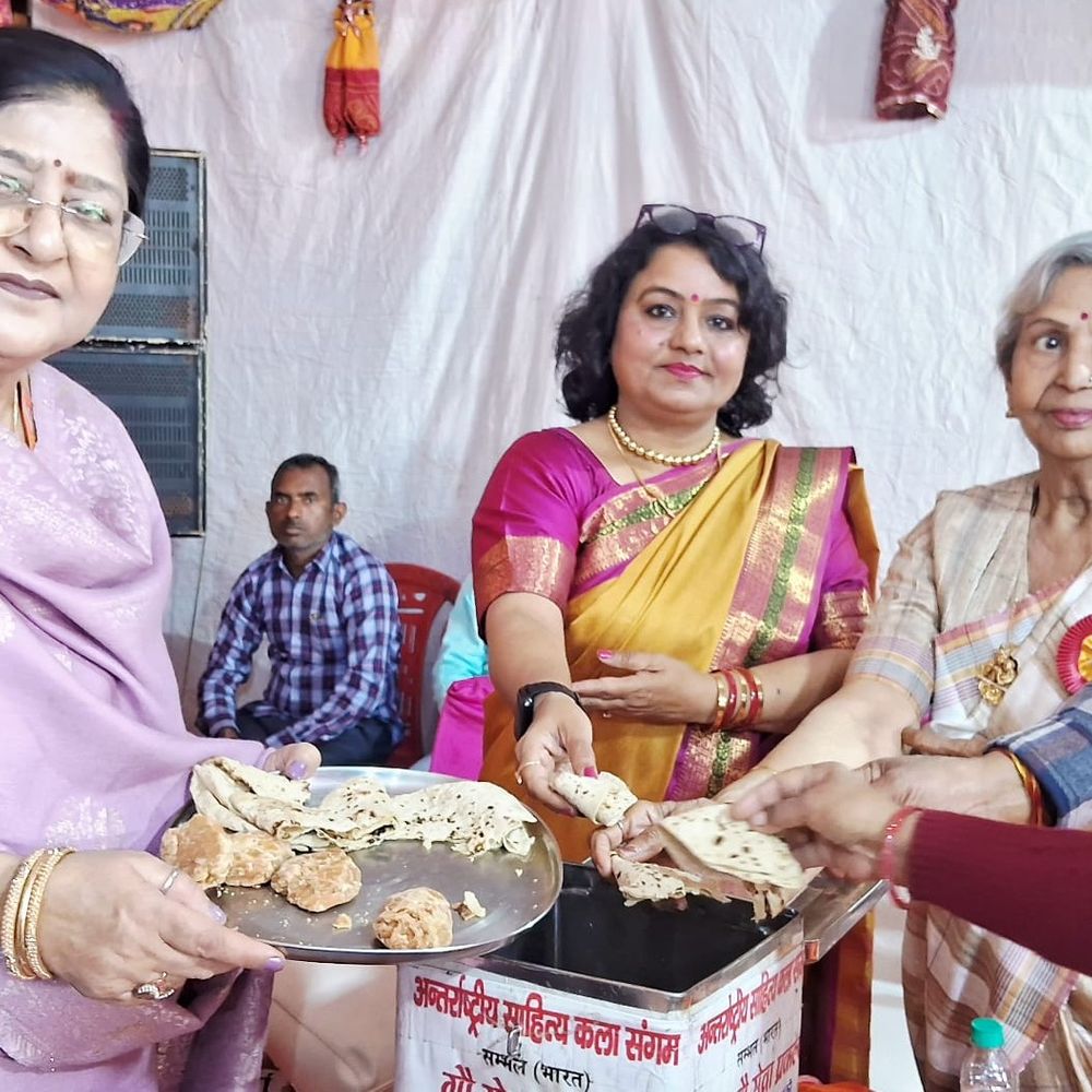 अंतरराष्ट्रीय साहित्य कला संगम ने मनाई फूलों की होली:संभल में लोकगीत और कविताओं के बीच सांस्कृतिक आयोजन