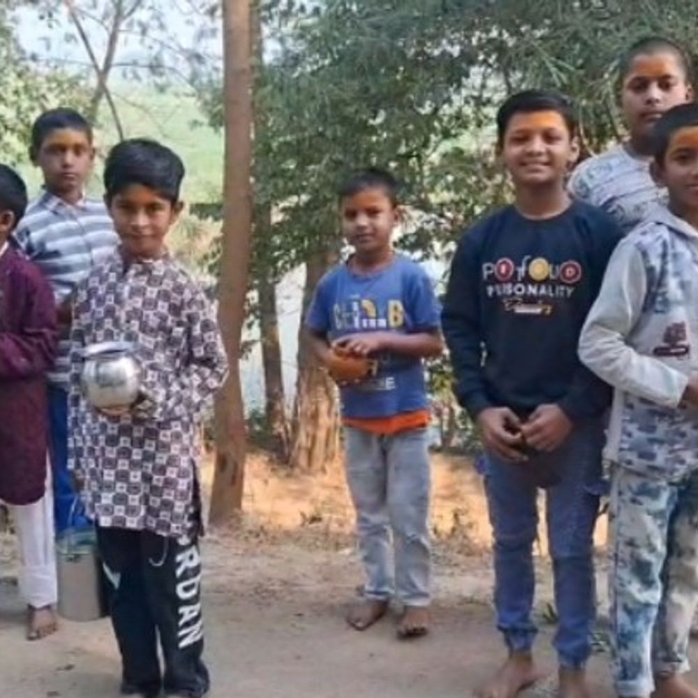 महाशिवरात्रि: विभूति नाथ मंदिर में पैदल पहुंचे श्रद्धालु:पांडवकालीन मंदिर में कई किलोमीटर पैदल चलकर कर रहे जलाभिषेक, बच्चों में भी उत्साह