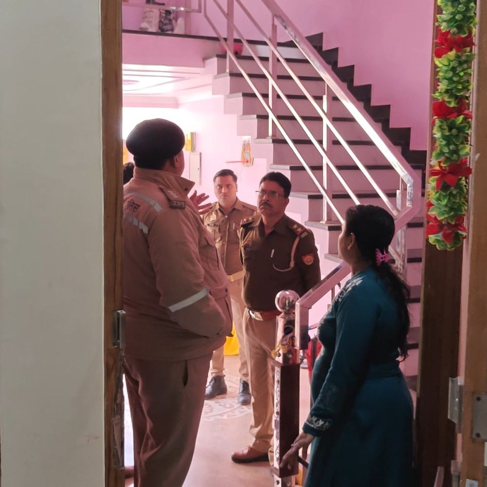 पीलीभीत में बंद मकान से लाखों की नकदी चोरी:चोरों ने छत के रास्ते दिया वारदात को अंजाम, जांच जारी