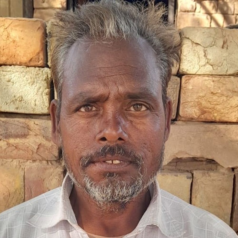 शाहजहांपुर में खंभे से टकराई बाइक, अधेड़ की मौत:बेटी के घर से लौटते समय हुआ हादसा, भतीजा घायल