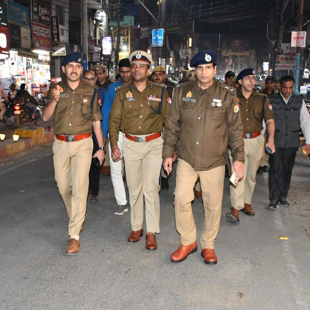 महाशिवरात्रि पर DIG सहारनपुर ने किया फ्लैग मार्च:मुजफ्फरनगर में कावड़ मार्ग पर सुरक्षा व्यवस्था का लिया जायजा, दिए निर्देश