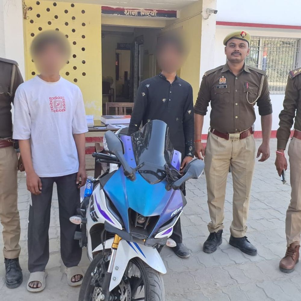 बांदा में स्टंट करने वाले युवकों पर कार्रवाई:पुलिस ने बाइक सीज कर परिजनों को चेतावनी दी