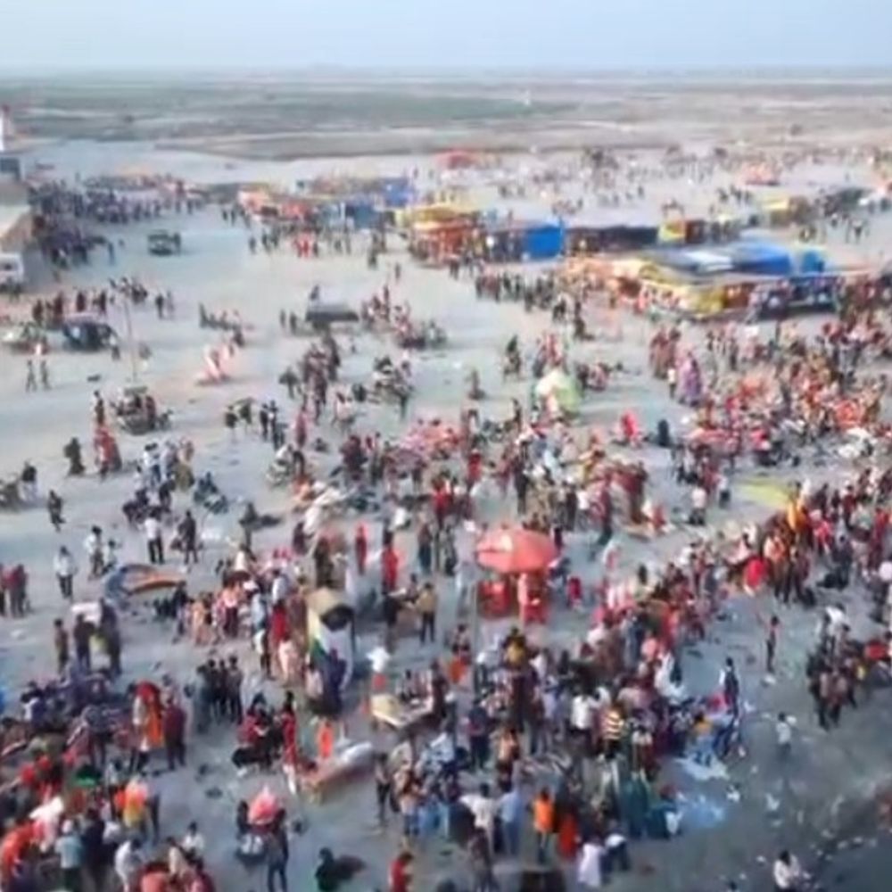 बुलंदशहर में महाशिवरात्रि पर शिवालयों में उमड़ी भीड़:अम्बकेश्वर, राज राजेश्वर मंदिर में कतारें; गंगा घाटों पर ड्रोन से निगरानी