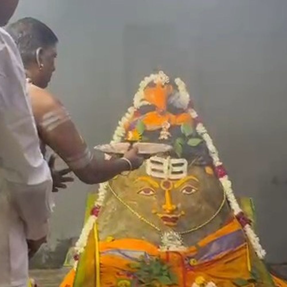 केदारेश्वर मंदिर में महाशिवरात्रि पर 51 लीटर पंचामृत बना:इटावा में महाशिवरात्रि पर विशेष रुद्राभिषेक और आरती