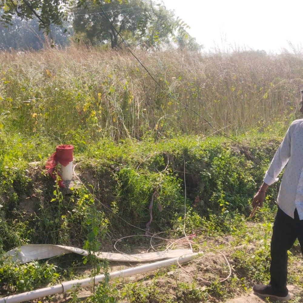 भदोही में एक ही रात ताला तोड़कर चार जगह चोरी:चोर घरेलू सामान और सिंचाई मोटर लेकर फरार, पुलिस जांच में जुटी
