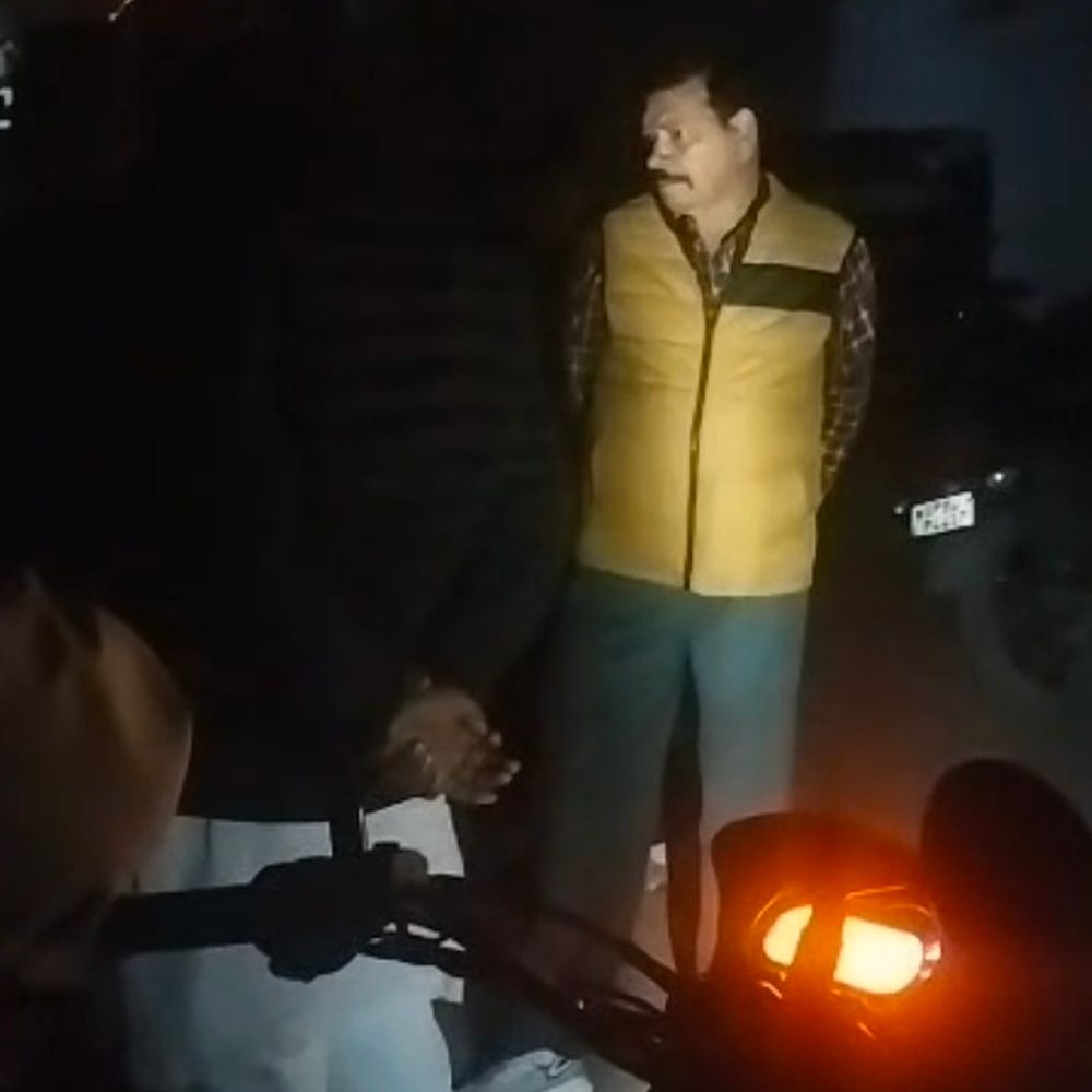 लाइनमैन से मारपीट, कर्मचरियों ने काटी 15 गांवों की बिजली:ललितपुर में रात दो बजे तक अंधेरे में रहे गांव, जेई से भी हुई थी मारपीट