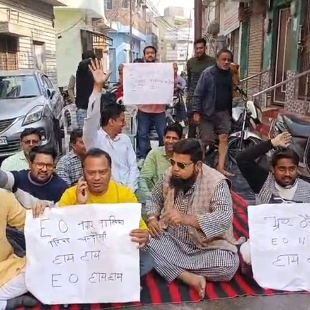 संभल में नाला निर्माण से जलभराव, दुकानें बंद:व्यापारियों का प्रदर्शन, चेयरमैन ने दिया 24 घंटे का अल्टीमेटम