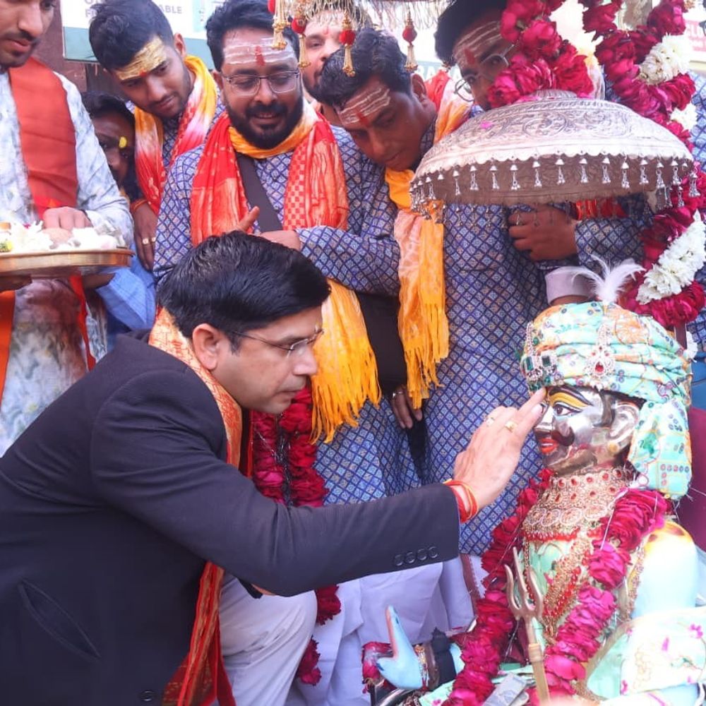 संभल डीएम-एसपी ने 119 साल पुराने मंदिर में किया जलाभिषेक:श्रद्धालुओं पर फूल बरसाए, जिलाधिकारी ने महाकाल बाबा को तिलक कर उठाई पालकी