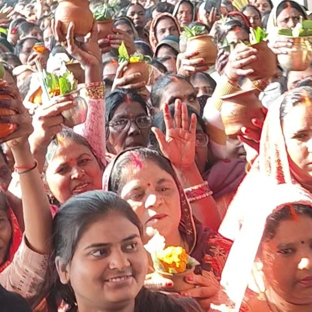 तामेश्वरनाथ धाम में शिवरात्रि पर रिकॉर्ड भीड़:संतकबीरनगर में 5 साल में सर्वाधिक भीड़, 2 किमी दूर तक लगी लाइन