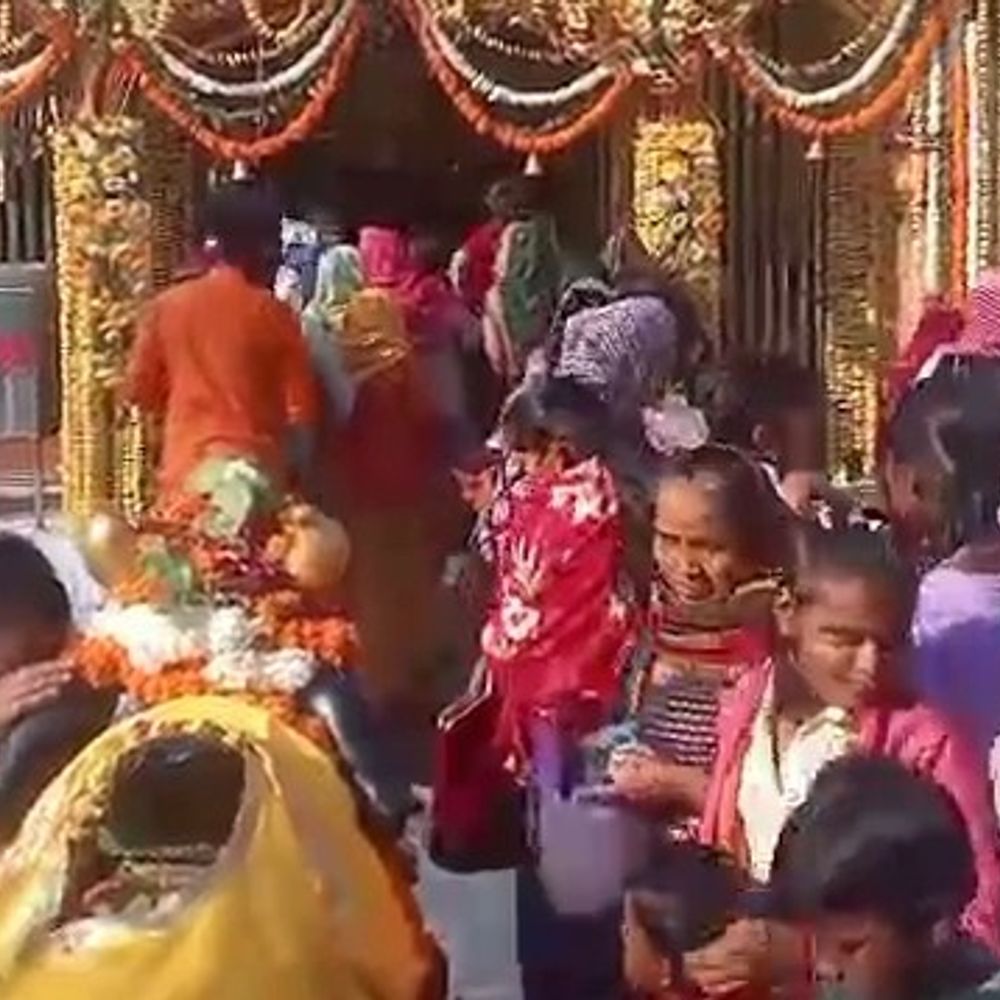 कन्नौज के गौरीशंकर मन्दिर का 10 कुंतल फूलों से श्रृंगार:श्रृंगार से पहले हल्दी का लेप लगाने की परंपरा निभाई, दर्शन को पहुंची भक्तों की भीड़