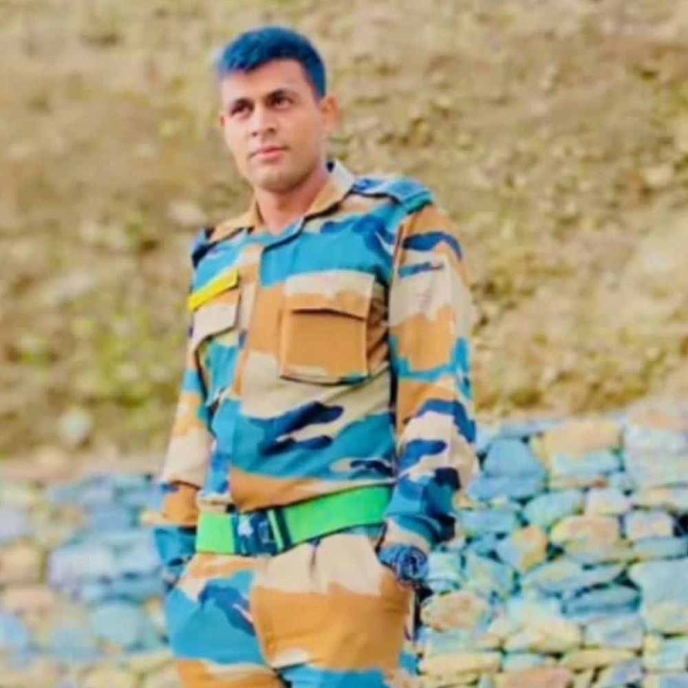 मेरठ के हवलदार राहुल भड़ाना जम्मू-कश्मीर में शहीद:अखनूर में सड़क हादसे में जान गंवाई, पार्थिव शरीर सोमवार को पहुंचेगा