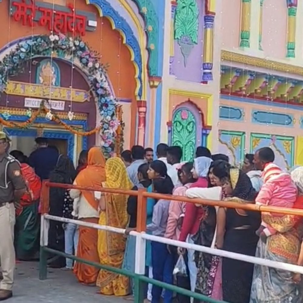 300 साल बाद बन रहे दुर्लभ शुभ संयोग:औरैया के देवकली मंदिर में उमड़ी श्रद्धालुओं की भीड़