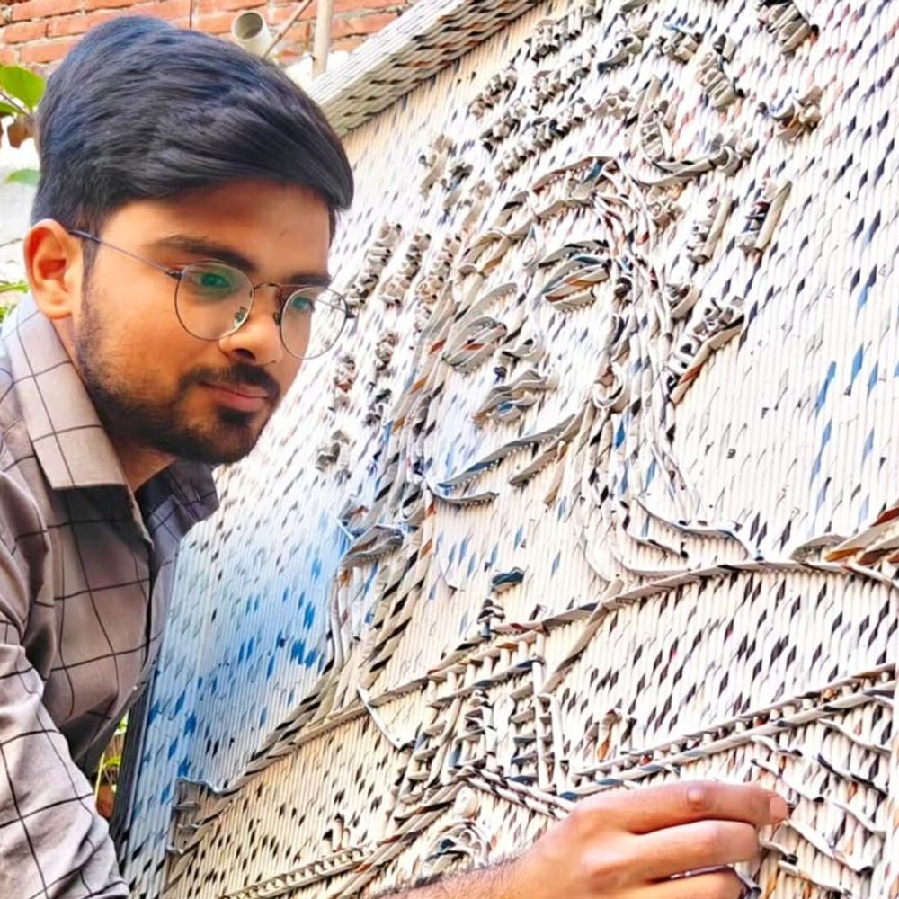 मुजफ्फरनगर के तुषार ने 700 घंटे में::1000 अखबार स्टिक्स से बनाया महाशिवरात्रि शिव शैडो स्क्रिप्चर