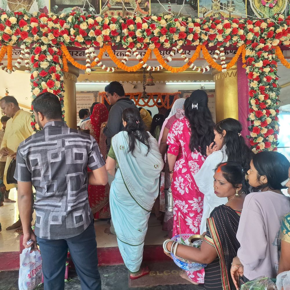 रामानुजगंज में महाशिवरात्रि पर उमड़ा जनसैलाब:प्राचीन शिव मंदिर में सुबह से लगी कतारें, शाम को निकलेगी बारात